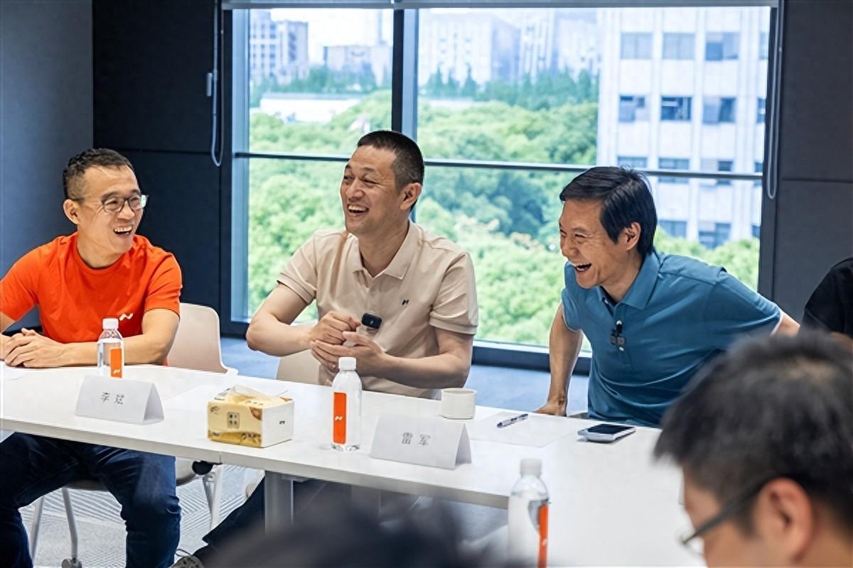 蔚来李斌向雷军安利换电:单车改造只多花1000元!换电车型的全生命周期成本更优,小米su7会加入吗