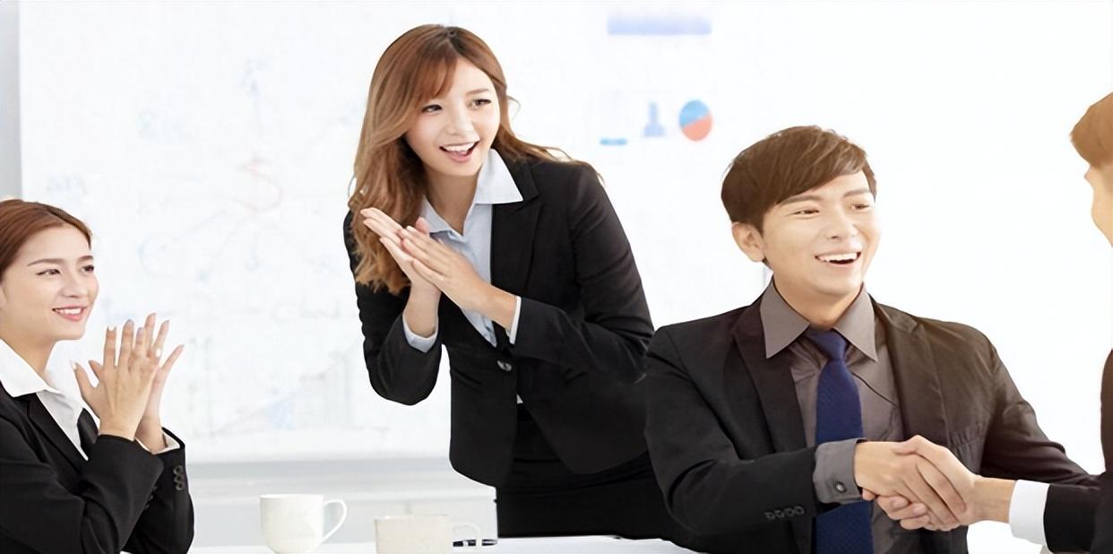 华为全能充磁吸移动电源发布,号称手机的第二块电池